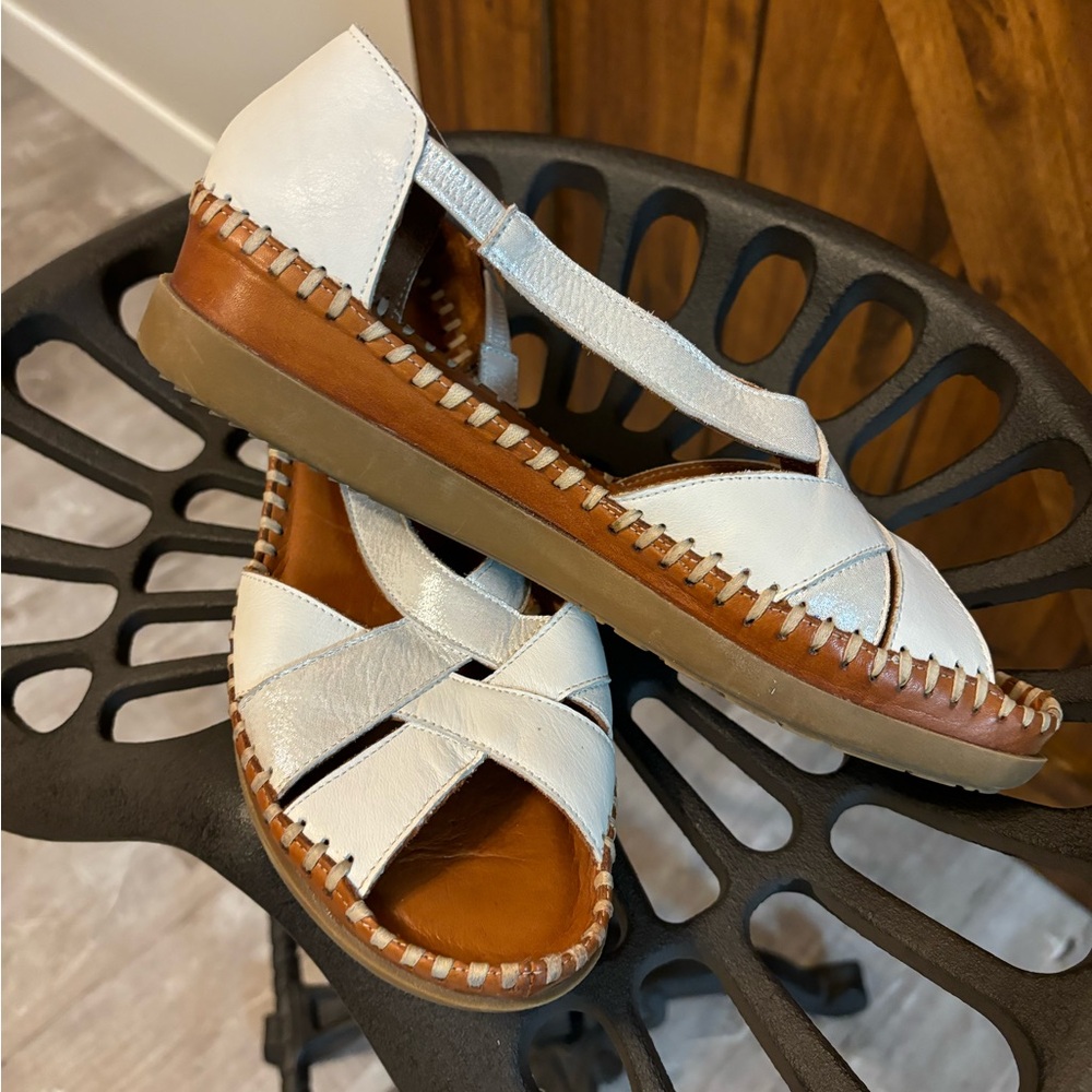 VENUS Authentic Leather Sandals in EUC, Size EUR 39/ US 8.5